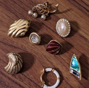 Lot of signed vintage single earrings, goldtone